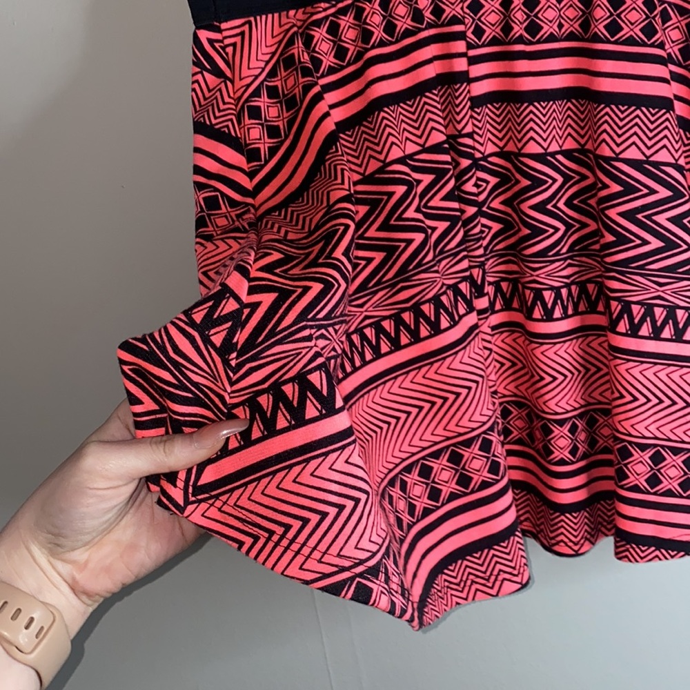 🌵Neon pink & black patterned skirt! - Picture 6 of 7